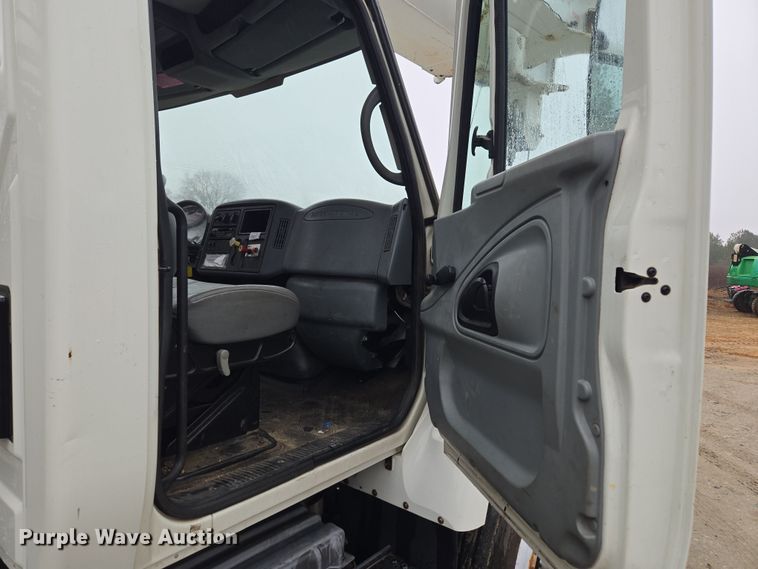 image for item EC3460 2007 International 7500 crane truck