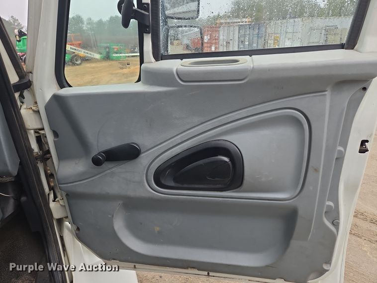 image for item EC3460 2007 International 7500 crane truck