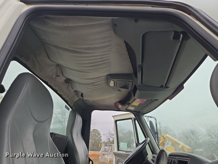 image for item EC3460 2007 International 7500 crane truck