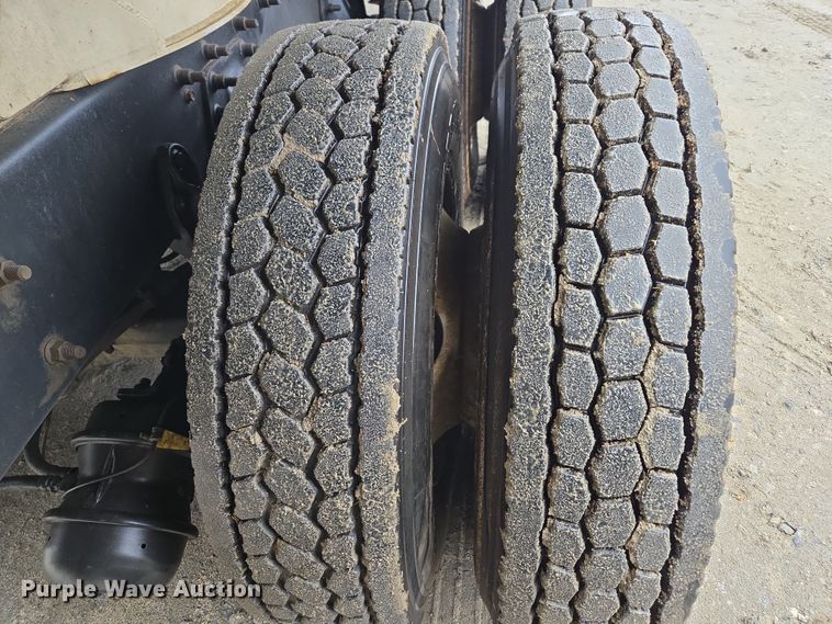 image for item EC3460 2007 International 7500 crane truck