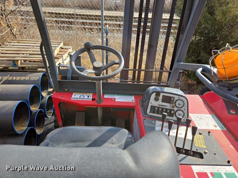 image for item EC3992 2013 Moffett M55.4 forklift