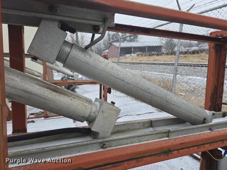 image for item EC4004 1982 Owens Classic equipment trailer