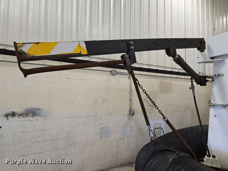 image for item EC4007 2009 American Road Machinery ALC25 leaf vacuum