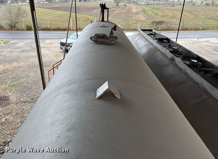 image for item ED5500 1965 Lufkin SPL Hi Tensile flatbed trailer with tank