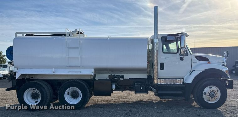 image for item EG2359 2009 International 7400 water truck