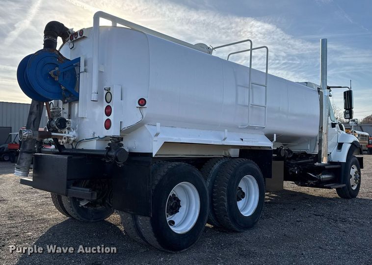 image for item EG2359 2009 International 7400 water truck