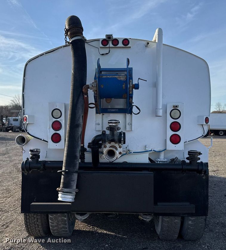 image for item EG2359 2009 International 7400 water truck