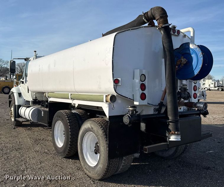 image for item EG2359 2009 International 7400 water truck