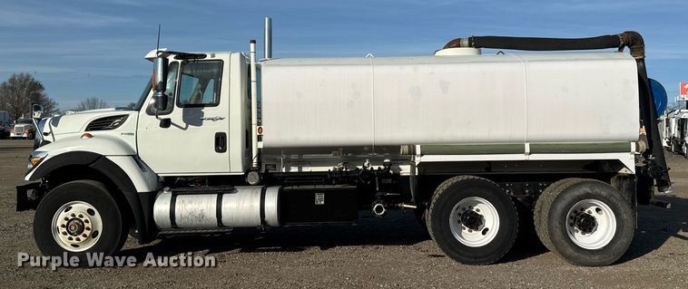 image for item EG2359 2009 International 7400 water truck