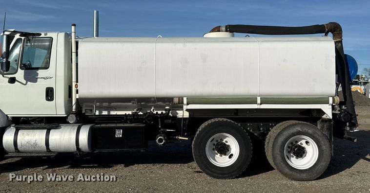 image for item EG2359 2009 International 7400 water truck