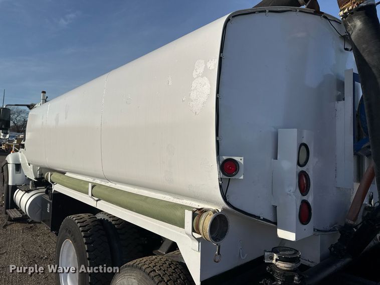 image for item EG2359 2009 International 7400 water truck