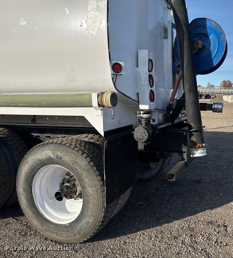 image for item EG2359 2009 International 7400 water truck