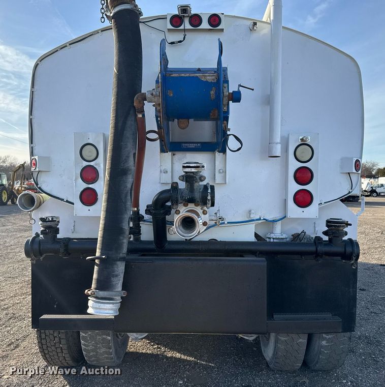 image for item EG2359 2009 International 7400 water truck