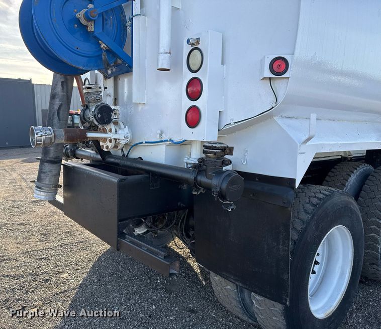 image for item EG2359 2009 International 7400 water truck