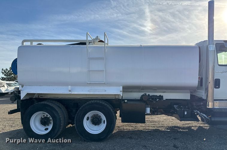 image for item EG2359 2009 International 7400 water truck