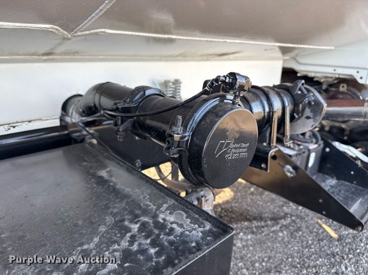 image for item EG2359 2009 International 7400 water truck