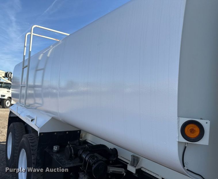 image for item EG2359 2009 International 7400 water truck