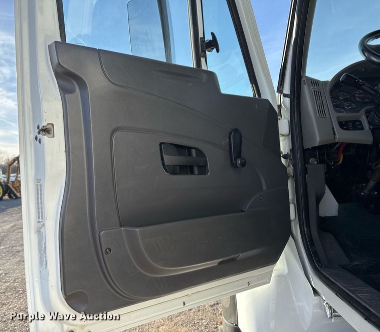 image for item EG2359 2009 International 7400 water truck