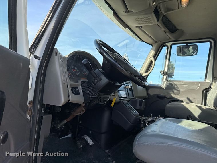 image for item EG2359 2009 International 7400 water truck