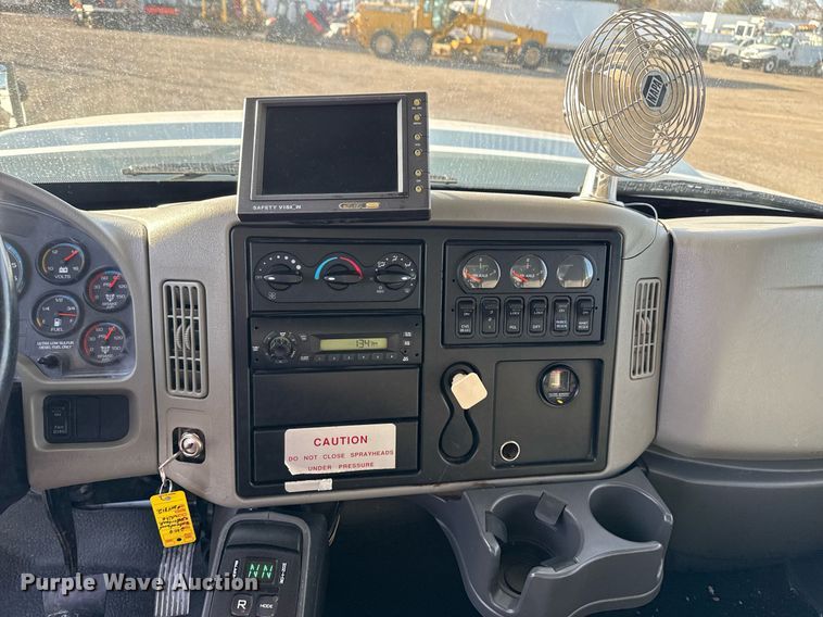 image for item EG2359 2009 International 7400 water truck