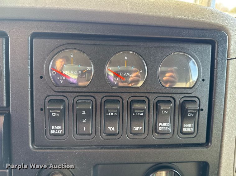 image for item EG2359 2009 International 7400 water truck