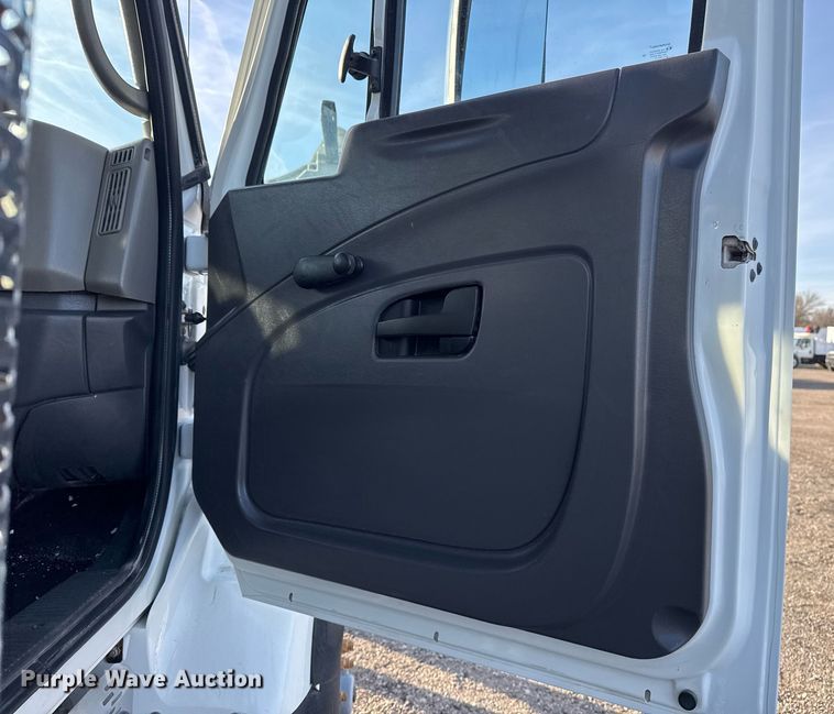 image for item EG2359 2009 International 7400 water truck