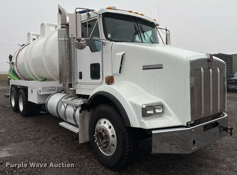 image for item EG2431 2007 Kenworth T800 vacuum truck