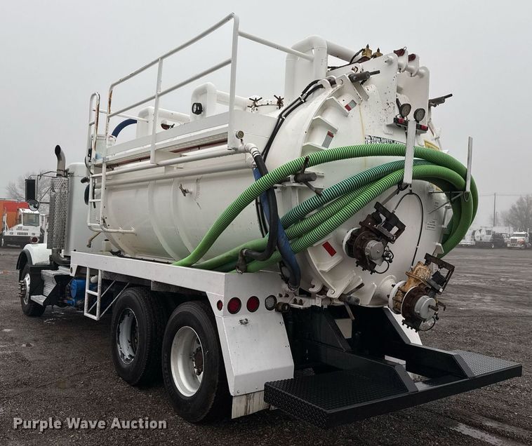 image for item EG2431 2007 Kenworth T800 vacuum truck