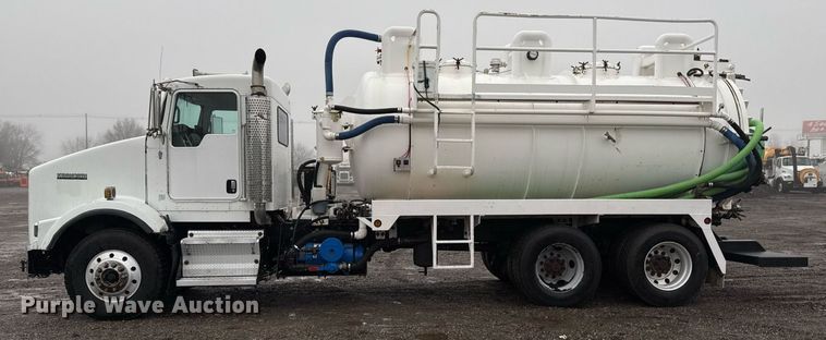image for item EG2431 2007 Kenworth T800 vacuum truck