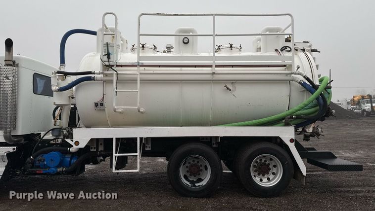 image for item EG2431 2007 Kenworth T800 vacuum truck