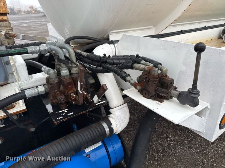 image for item EG2431 2007 Kenworth T800 vacuum truck