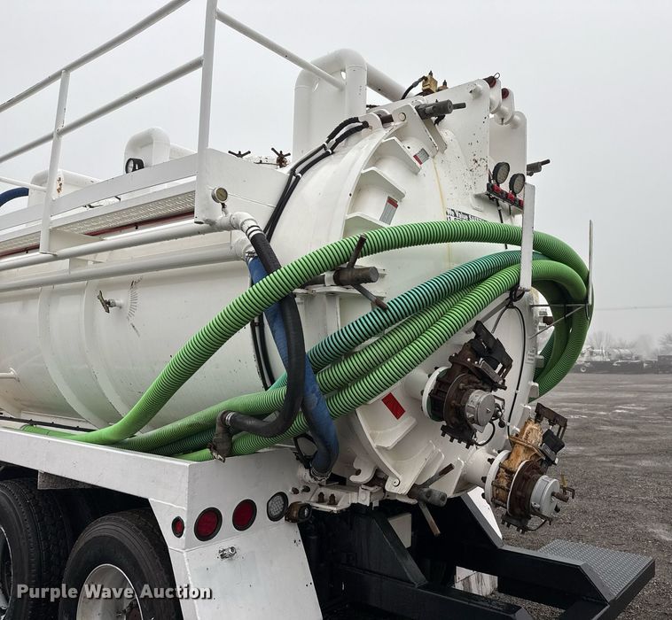 image for item EG2431 2007 Kenworth T800 vacuum truck