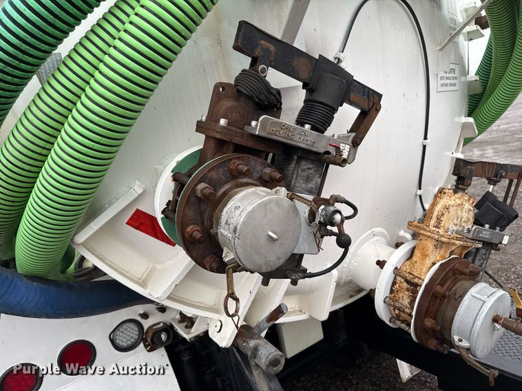 image for item EG2431 2007 Kenworth T800 vacuum truck