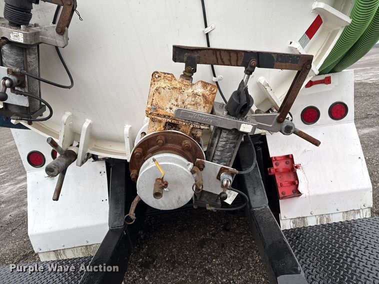 image for item EG2431 2007 Kenworth T800 vacuum truck