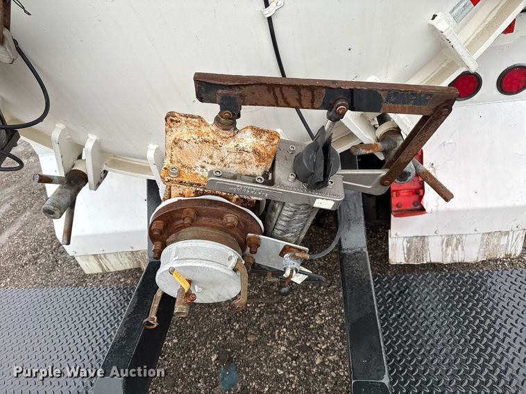 image for item EG2431 2007 Kenworth T800 vacuum truck