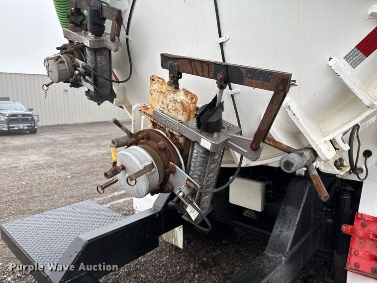 image for item EG2431 2007 Kenworth T800 vacuum truck