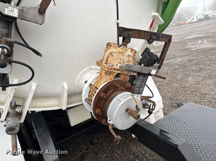 image for item EG2431 2007 Kenworth T800 vacuum truck