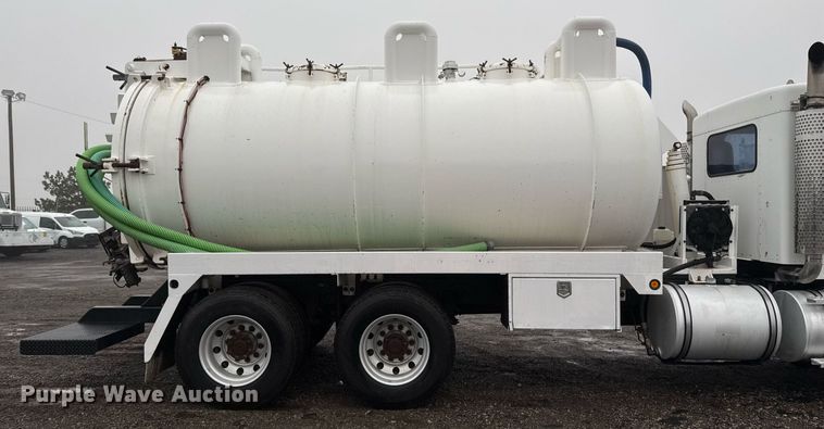 image for item EG2431 2007 Kenworth T800 vacuum truck