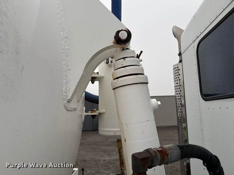 image for item EG2431 2007 Kenworth T800 vacuum truck