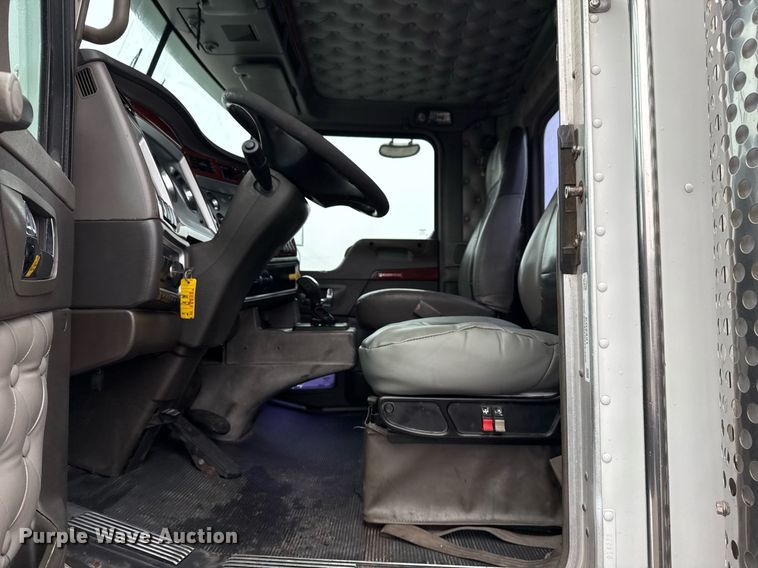 image for item EG2431 2007 Kenworth T800 vacuum truck