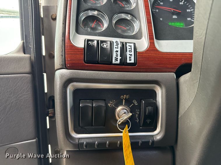 image for item EG2431 2007 Kenworth T800 vacuum truck