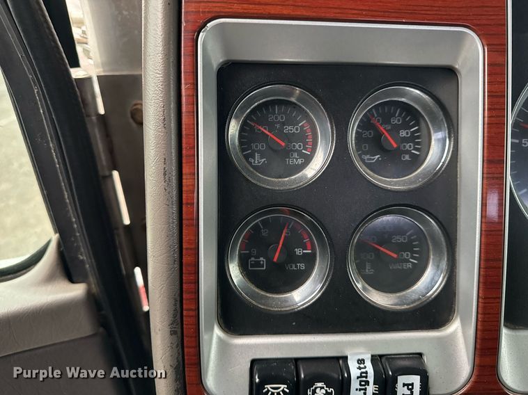 image for item EG2431 2007 Kenworth T800 vacuum truck