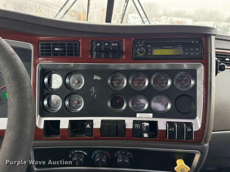 image for item EG2431 2007 Kenworth T800 vacuum truck