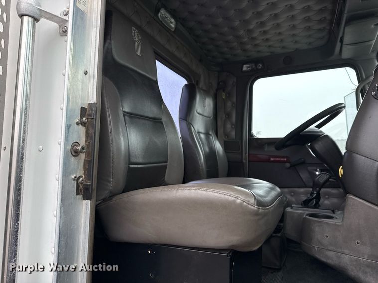 image for item EG2431 2007 Kenworth T800 vacuum truck