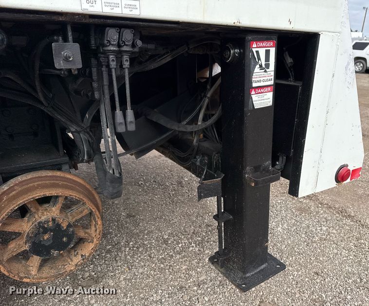 image for item EG2491 2010 International 7400 Crew Cab utility / service truck