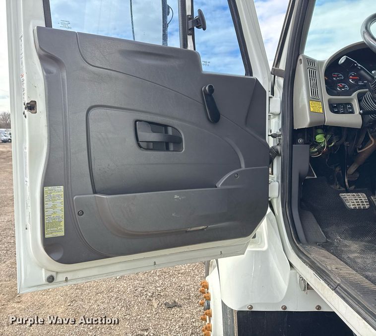 image for item EG2491 2010 International 7400 Crew Cab utility / service truck