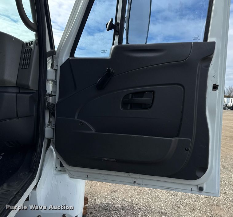 image for item EG2491 2010 International 7400 Crew Cab utility / service truck