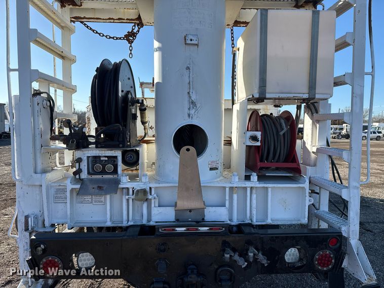 image for item EG2529 2014 Freightliner 114SD grapple crane truck