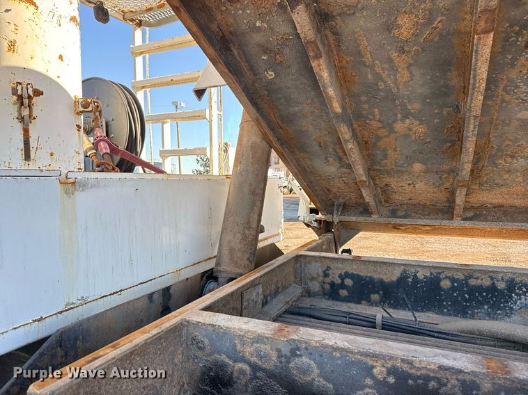 image for item EG2529 2014 Freightliner 114SD grapple crane truck