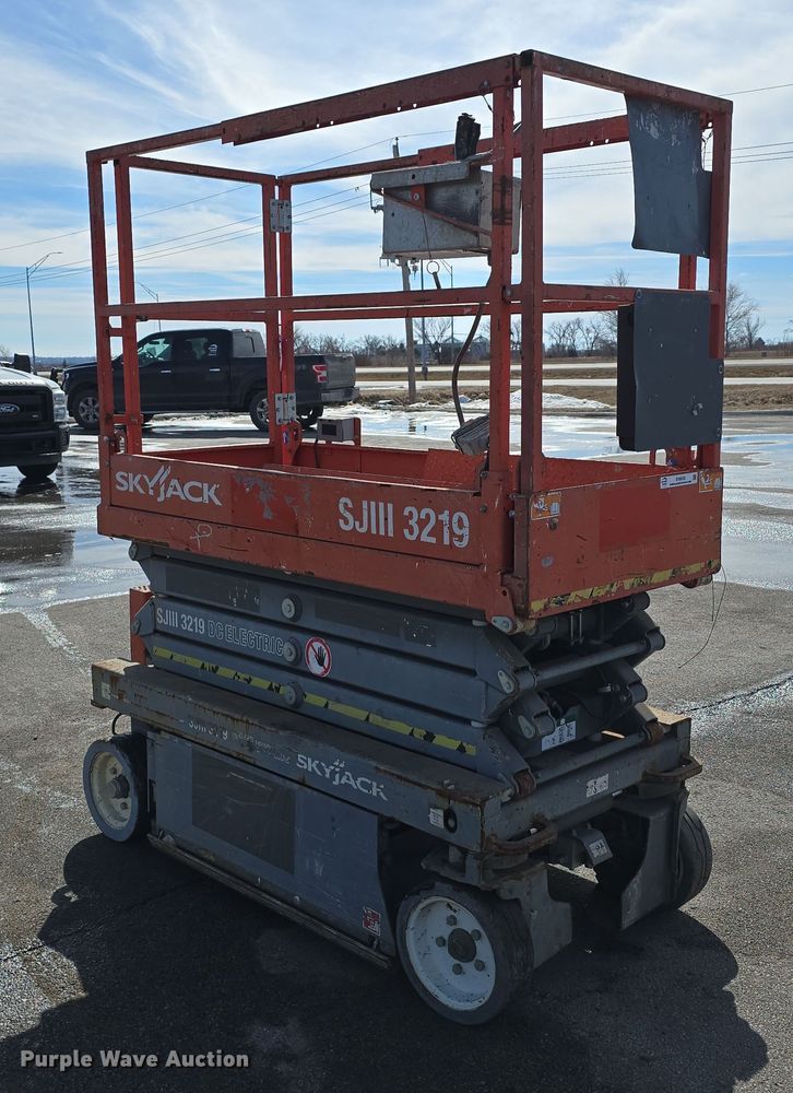 image for item EH8639 2012 SkyJack SJIII 3219 scissor lift